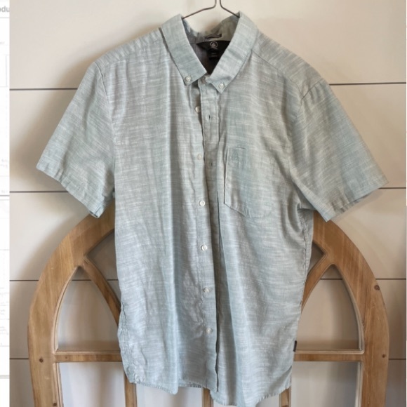 Men’s Volcom button up medium. - Picture 1 of 2